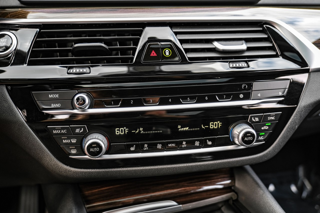 BMW 540i Vehicle Main Gallery Image 28