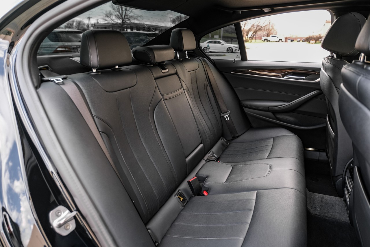 BMW 540i Vehicle Main Gallery Image 36