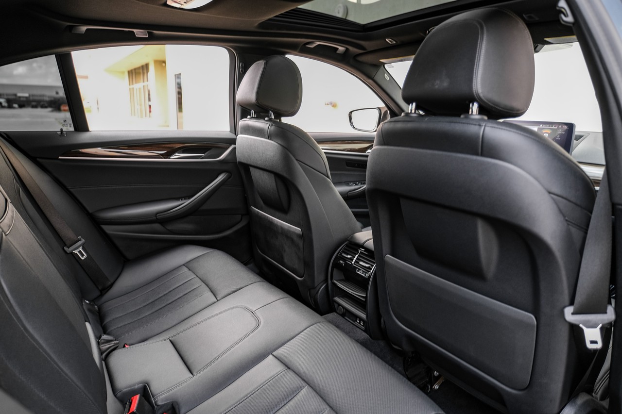 BMW 540i Vehicle Main Gallery Image 37