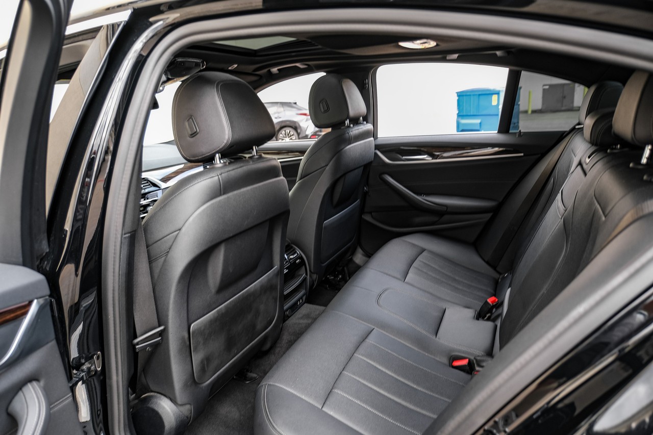 BMW 540i Vehicle Main Gallery Image 38