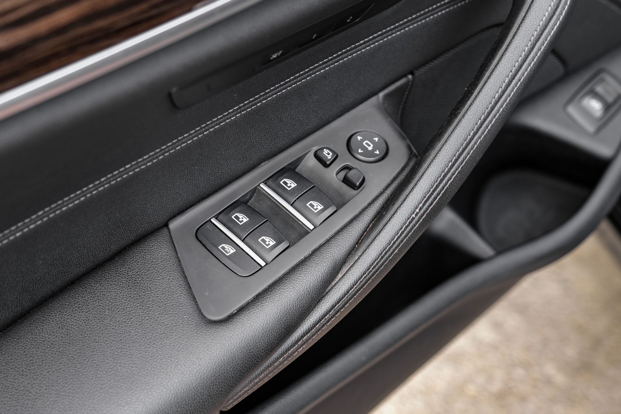 BMW 540i Vehicle Main Gallery Image 43