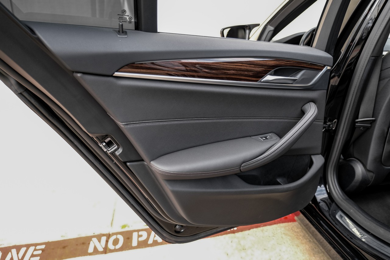 BMW 540i Vehicle Main Gallery Image 45