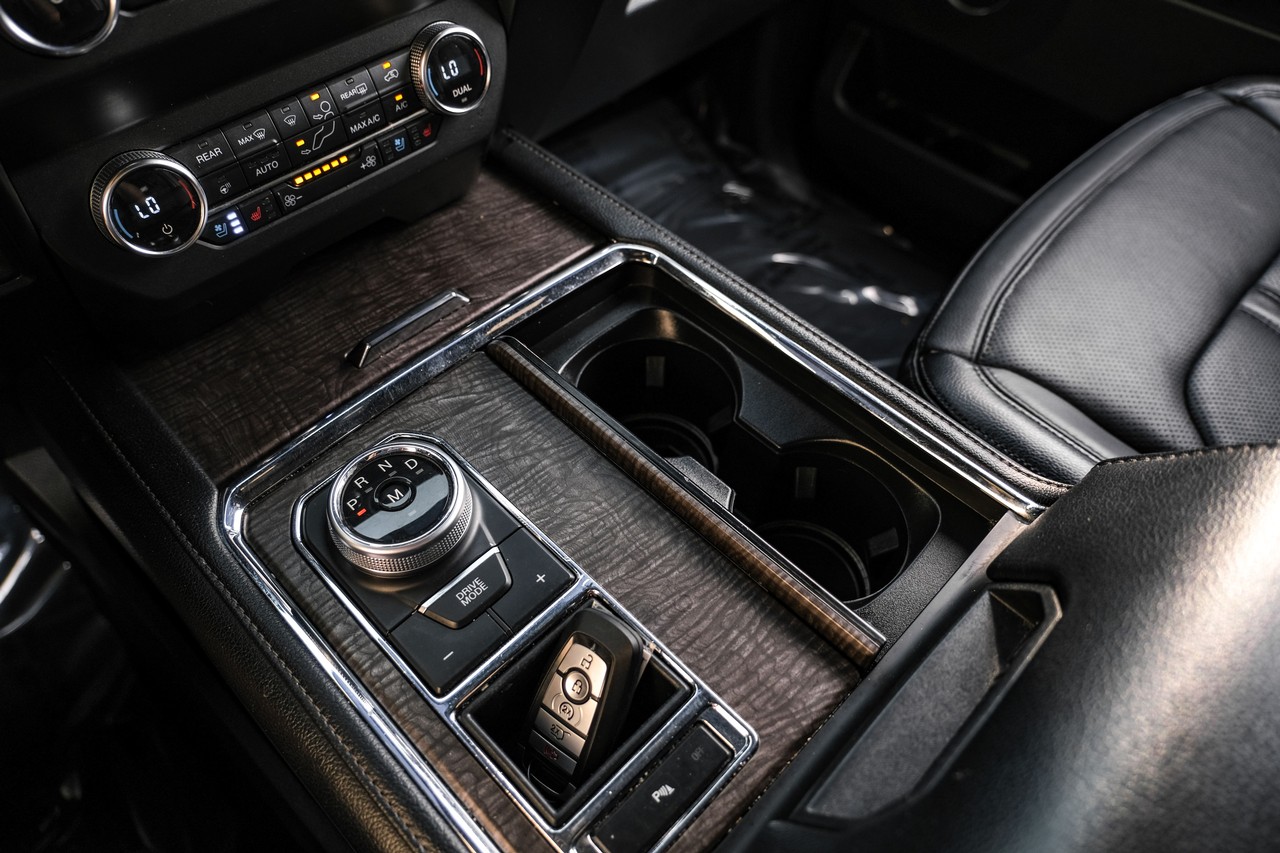 Ford Expedition Vehicle Main Gallery Image 26