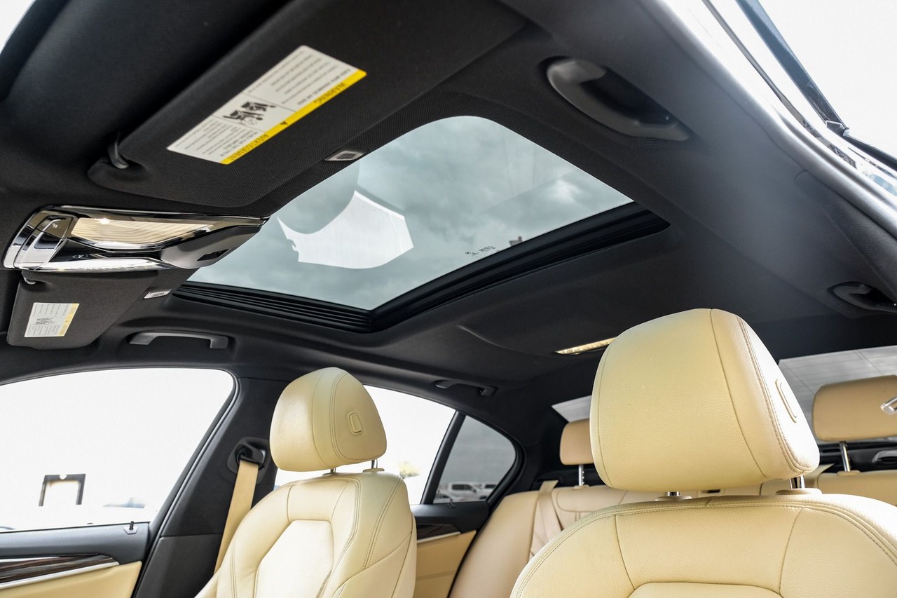 BMW 540i Vehicle Main Gallery Image 05