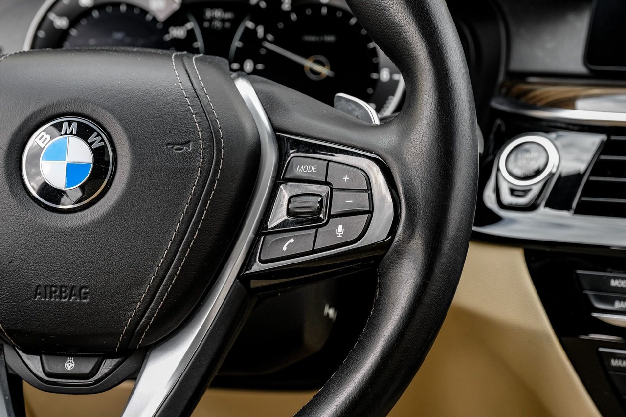 BMW 540i Vehicle Main Gallery Image 19