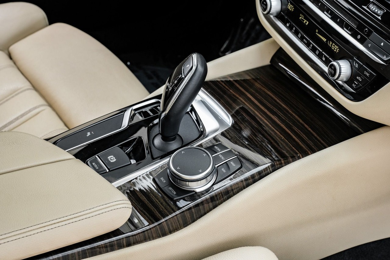 BMW 540i Vehicle Main Gallery Image 22