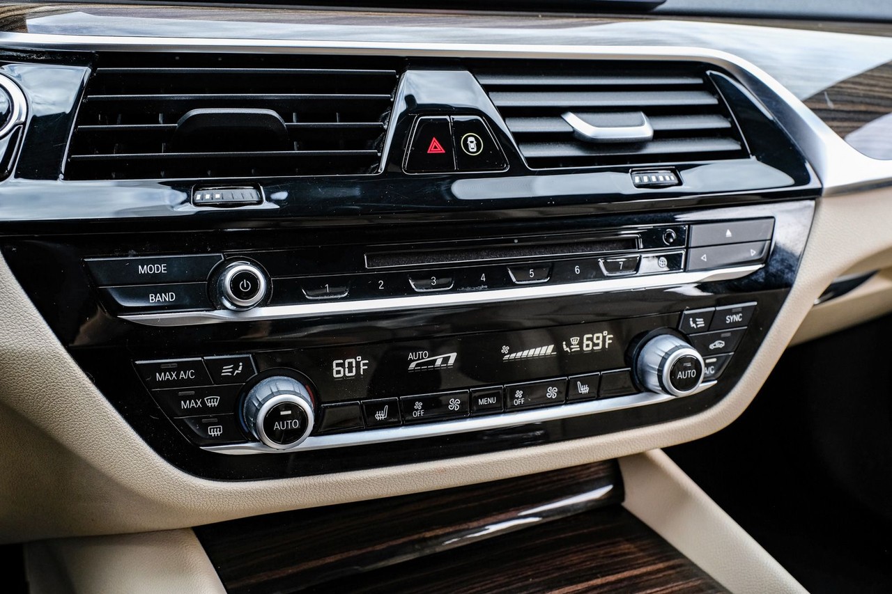 BMW 540i Vehicle Main Gallery Image 24