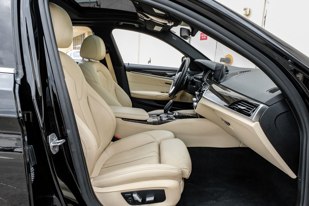 BMW 540i Vehicle Main Gallery Image 31