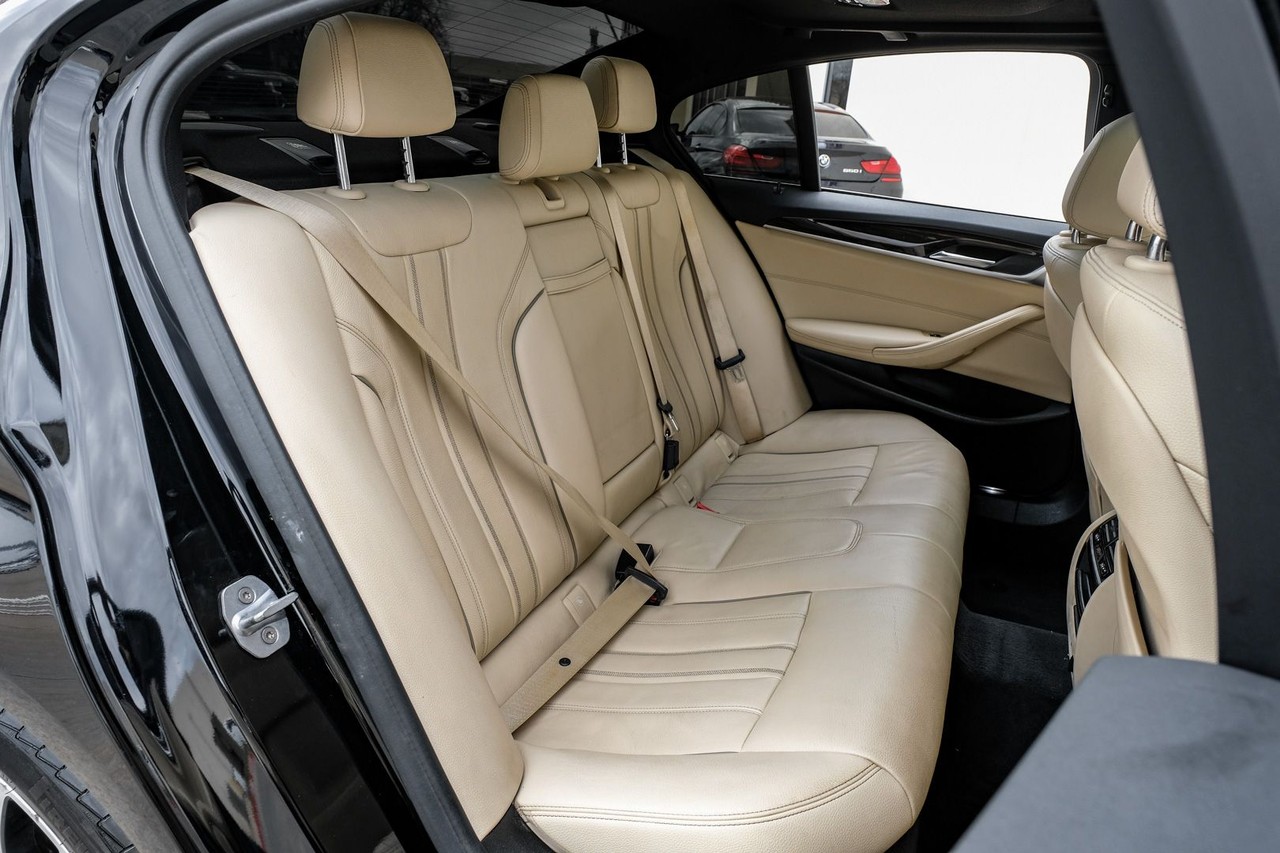 BMW 540i Vehicle Main Gallery Image 33