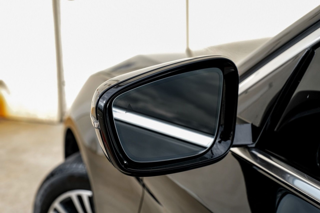 BMW 540i Vehicle Main Gallery Image 38