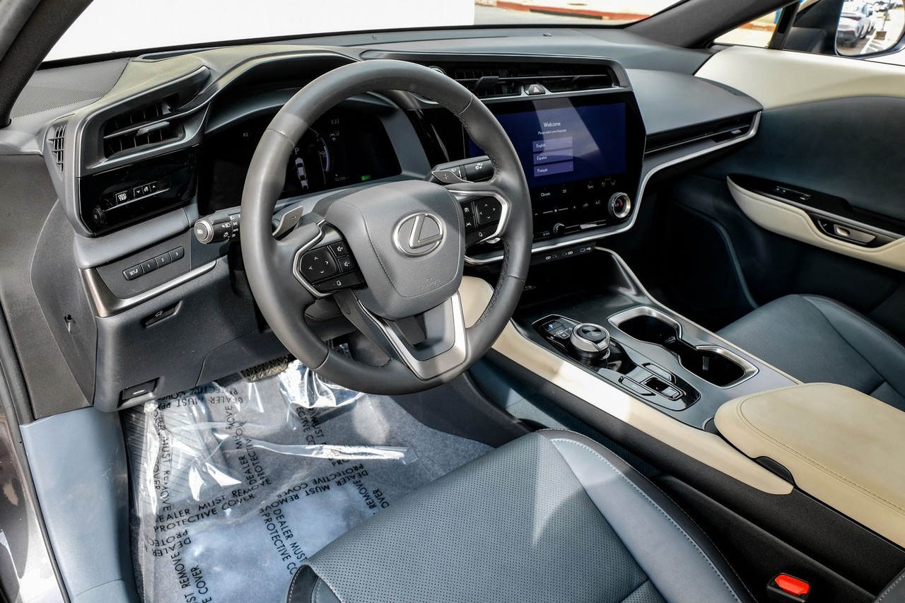 Lexus RZ Vehicle Main Gallery Image 03