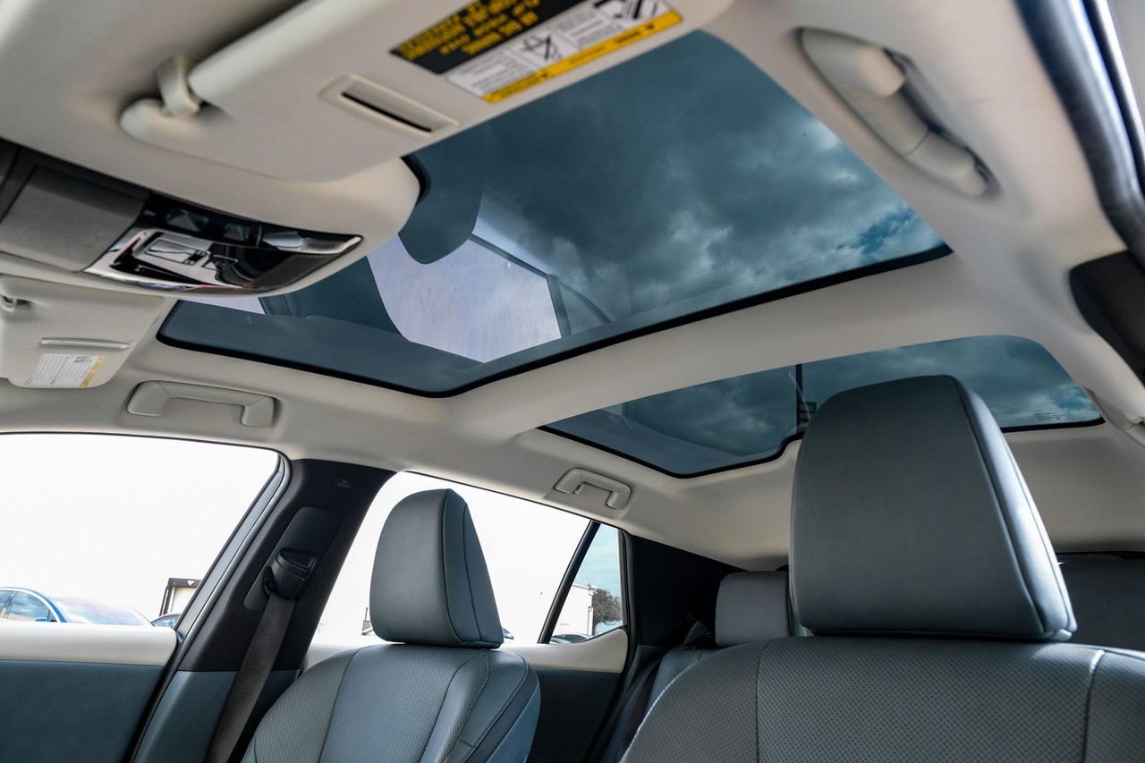 Lexus RZ Vehicle Main Gallery Image 05