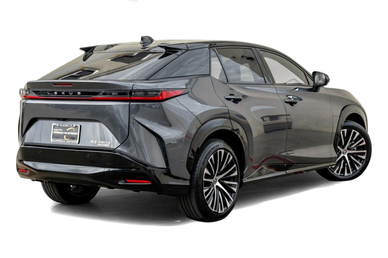 Lexus RZ Vehicle Main Gallery Image 08