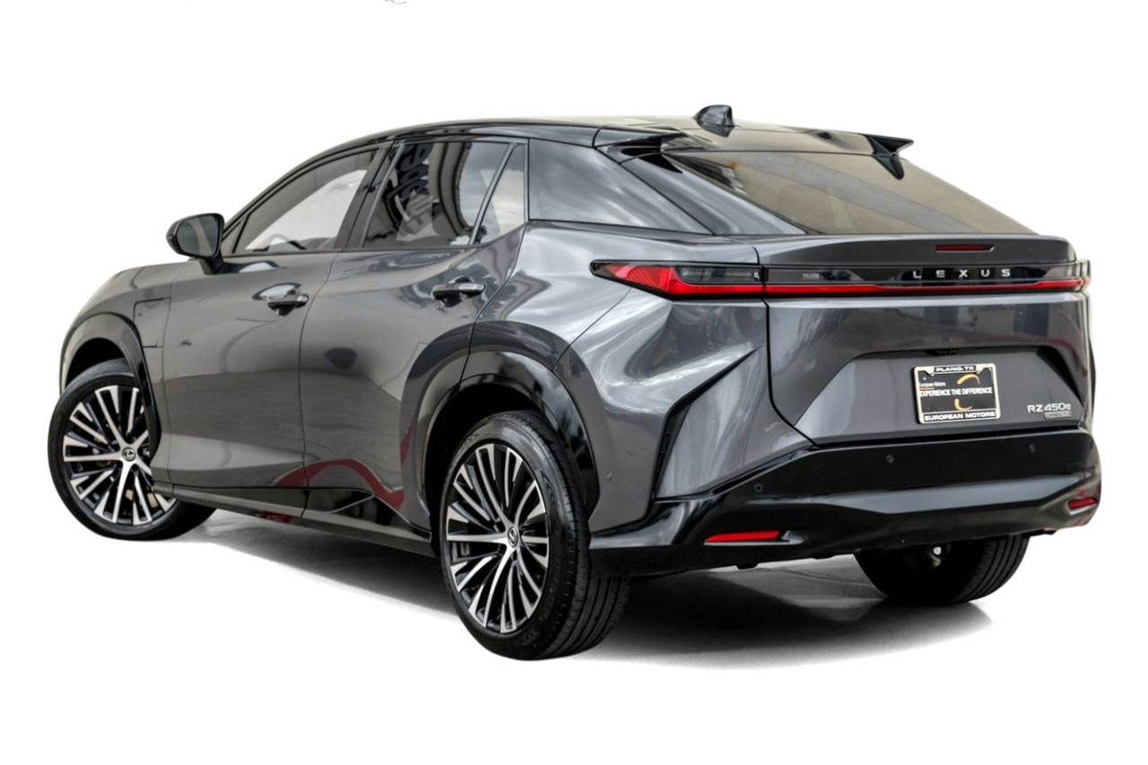 Lexus RZ Vehicle Main Gallery Image 10