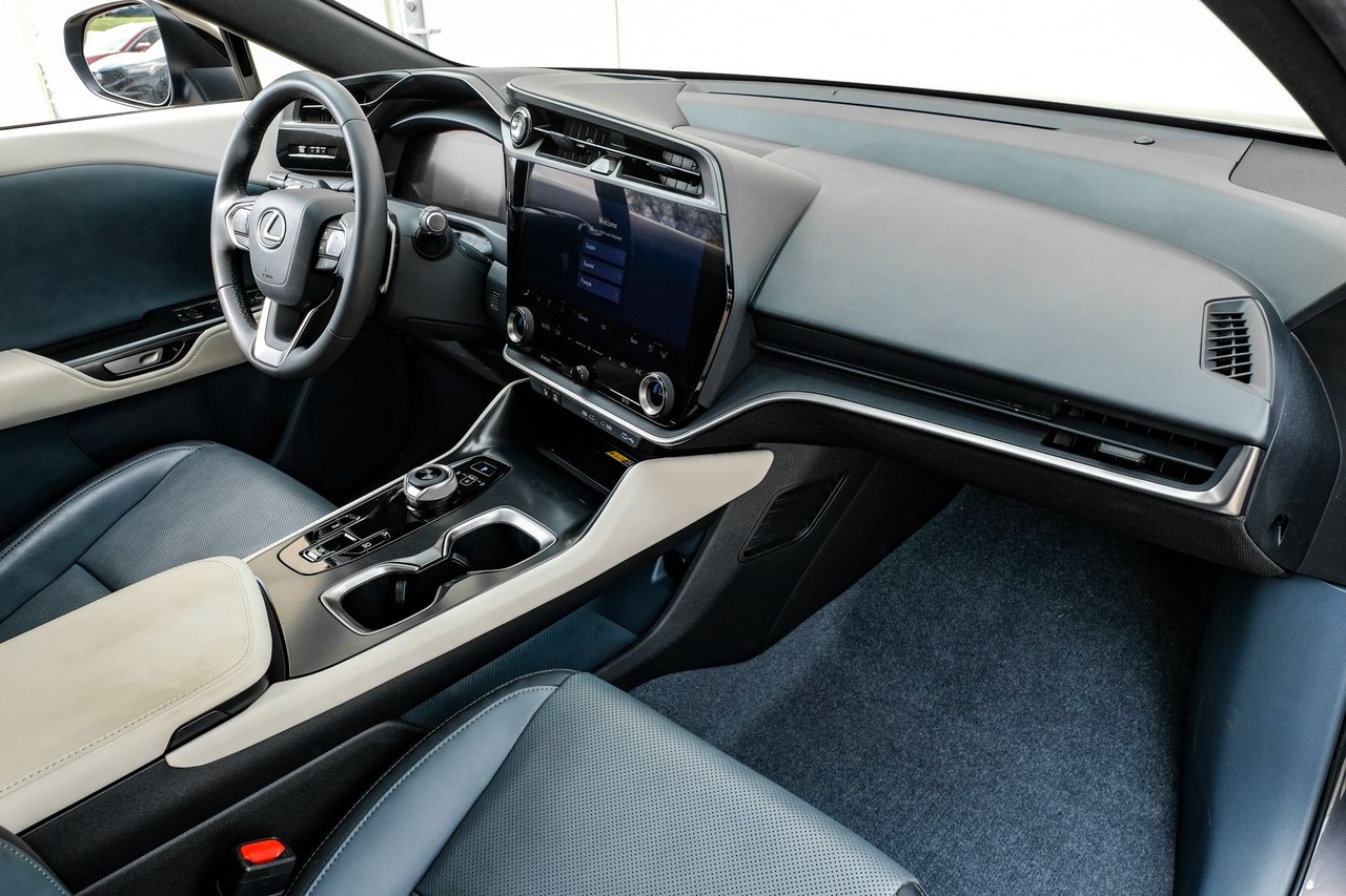 Lexus RZ Vehicle Main Gallery Image 12