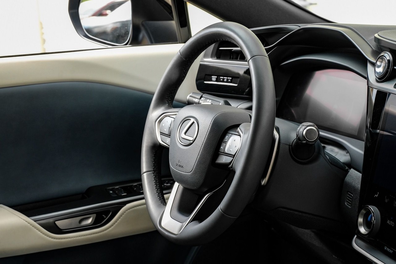 Lexus RZ Vehicle Main Gallery Image 13