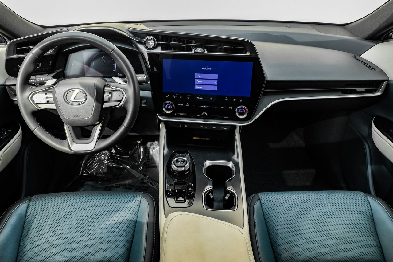 Lexus RZ Vehicle Main Gallery Image 14