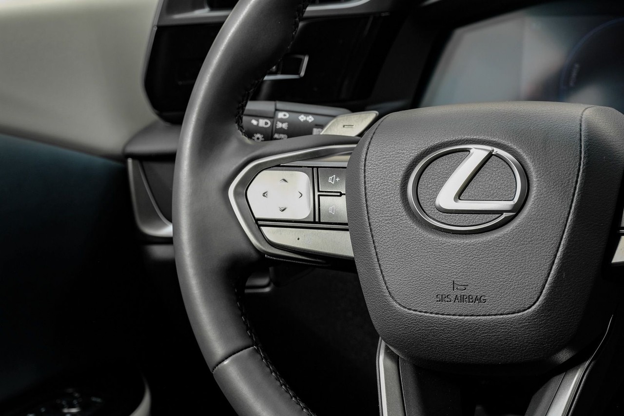 Lexus RZ Vehicle Main Gallery Image 17