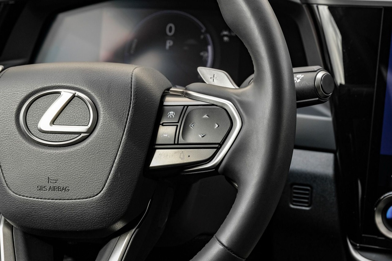 Lexus RZ Vehicle Main Gallery Image 18