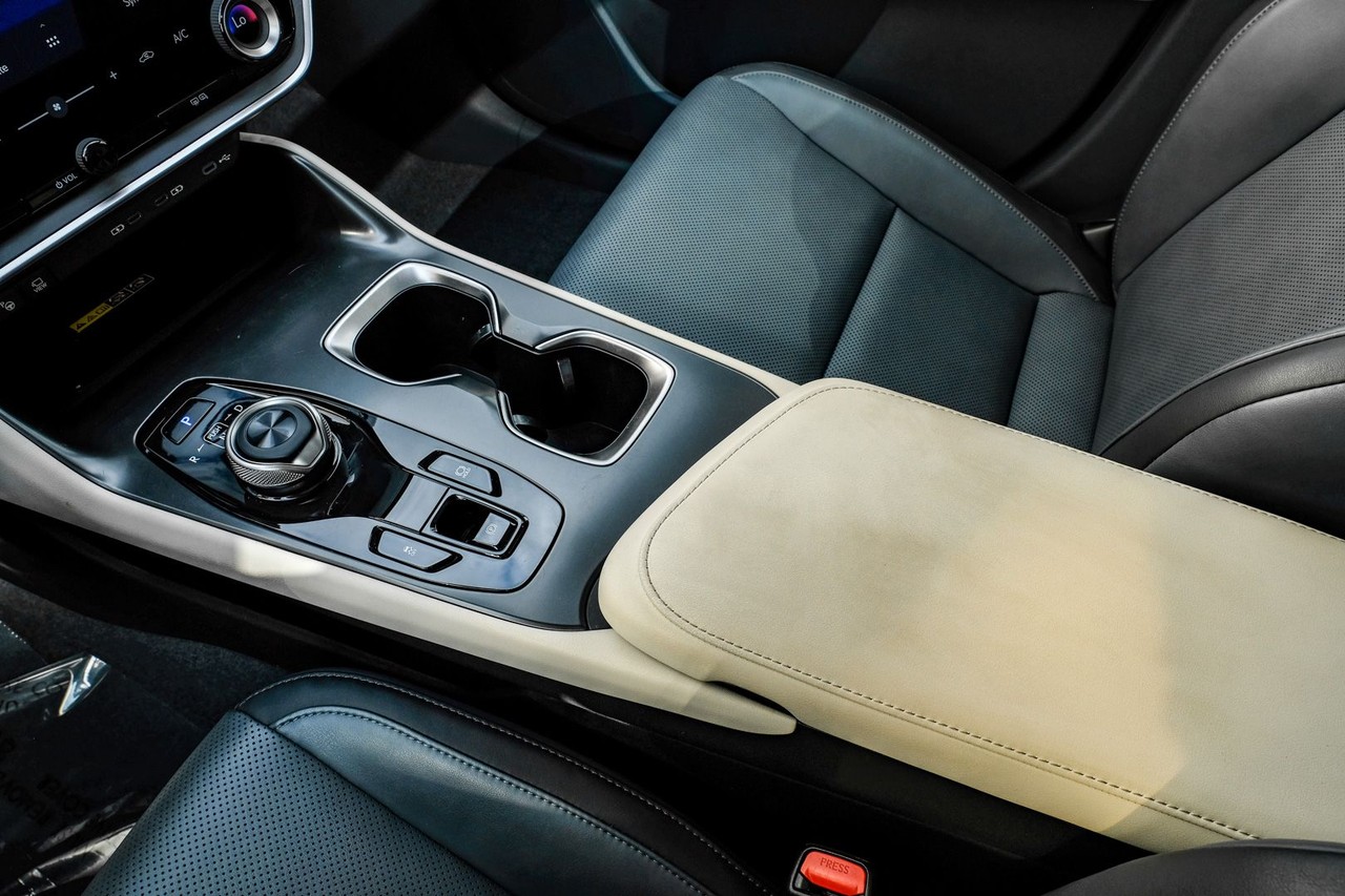 Lexus RZ Vehicle Main Gallery Image 22