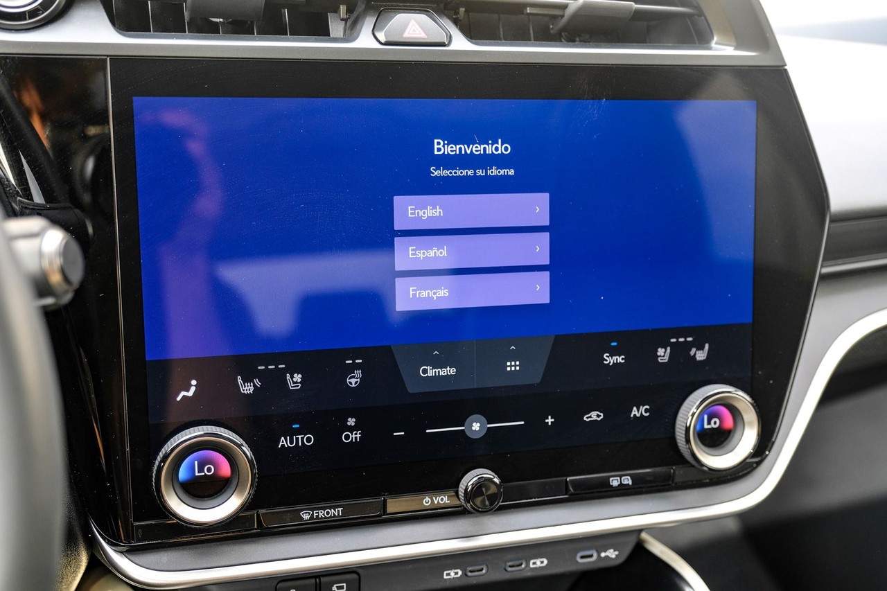 Lexus RZ Vehicle Main Gallery Image 23