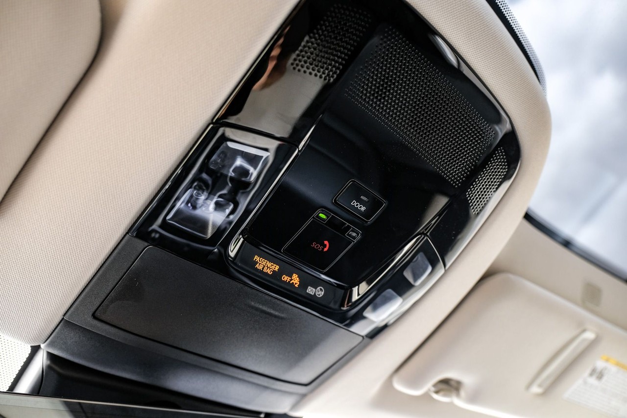 Lexus RZ Vehicle Main Gallery Image 30