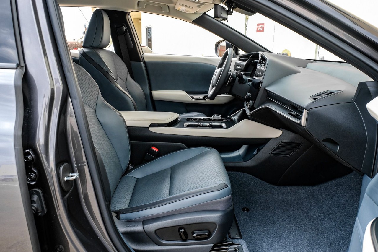 Lexus RZ Vehicle Main Gallery Image 32