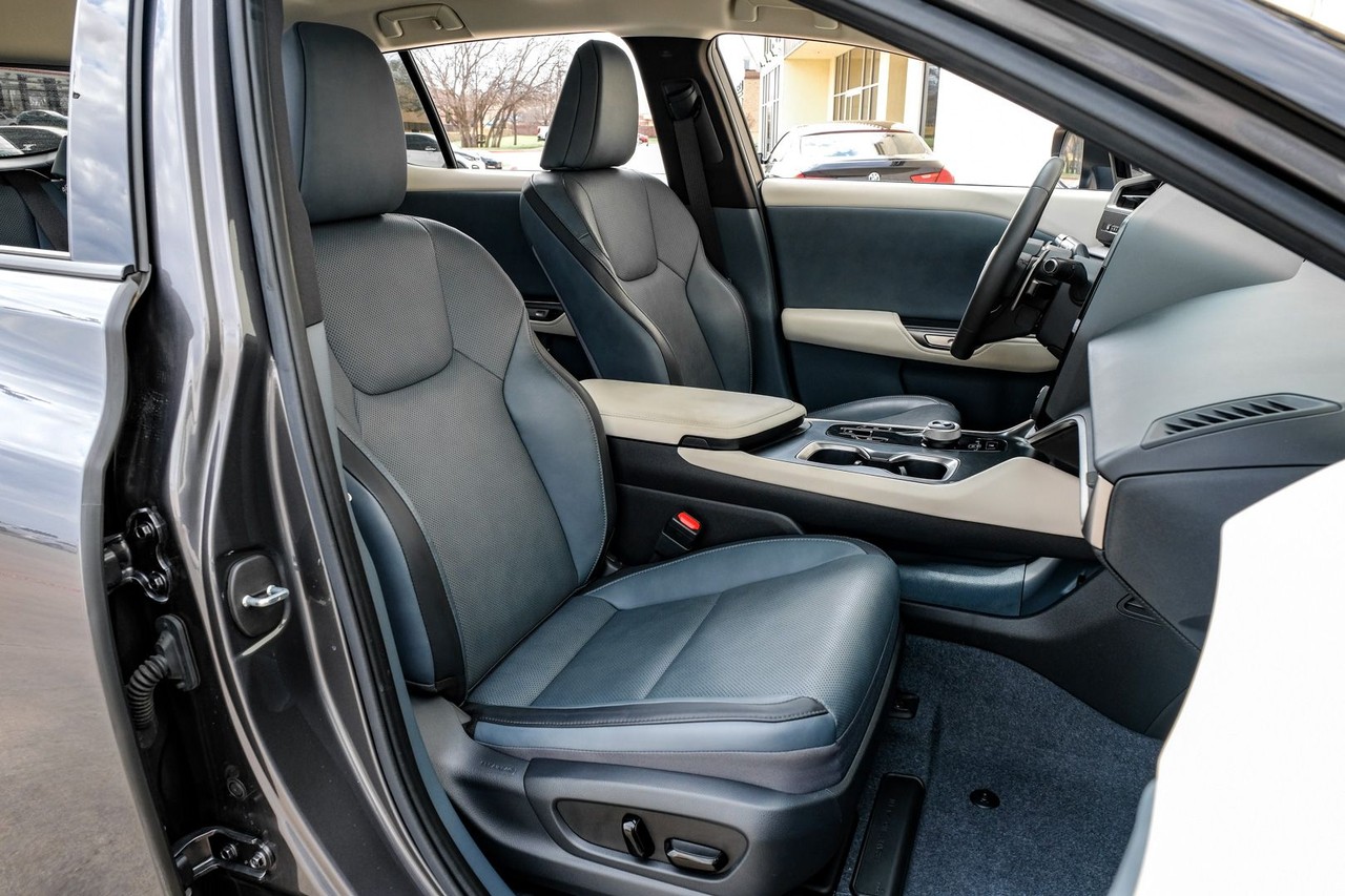 Lexus RZ Vehicle Main Gallery Image 33