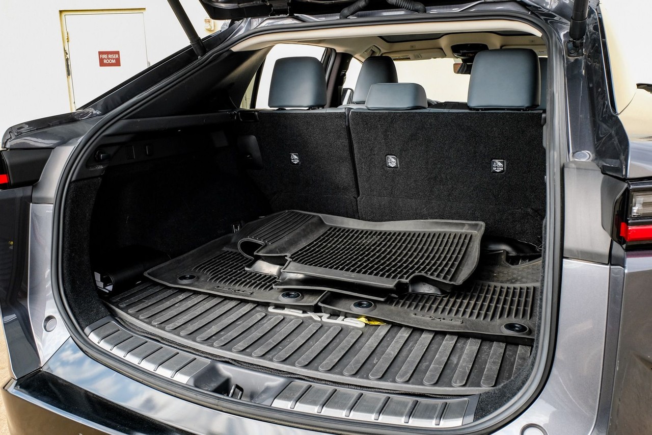 Lexus RZ Vehicle Main Gallery Image 46