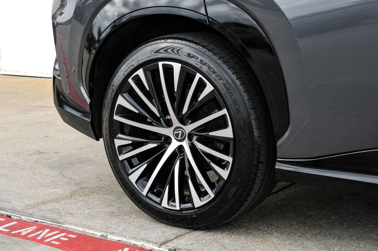 Lexus RZ Vehicle Main Gallery Image 48