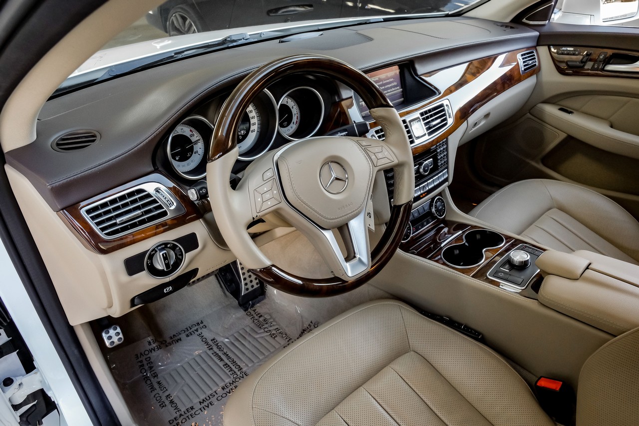 Mercedes-Benz CLS-Class Vehicle Main Gallery Image 03