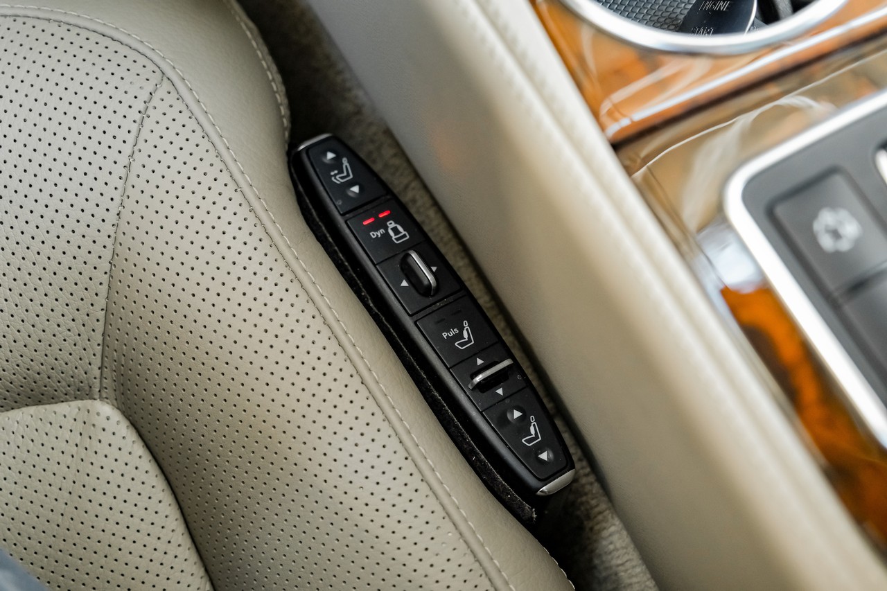 Mercedes-Benz CLS-Class Vehicle Main Gallery Image 26