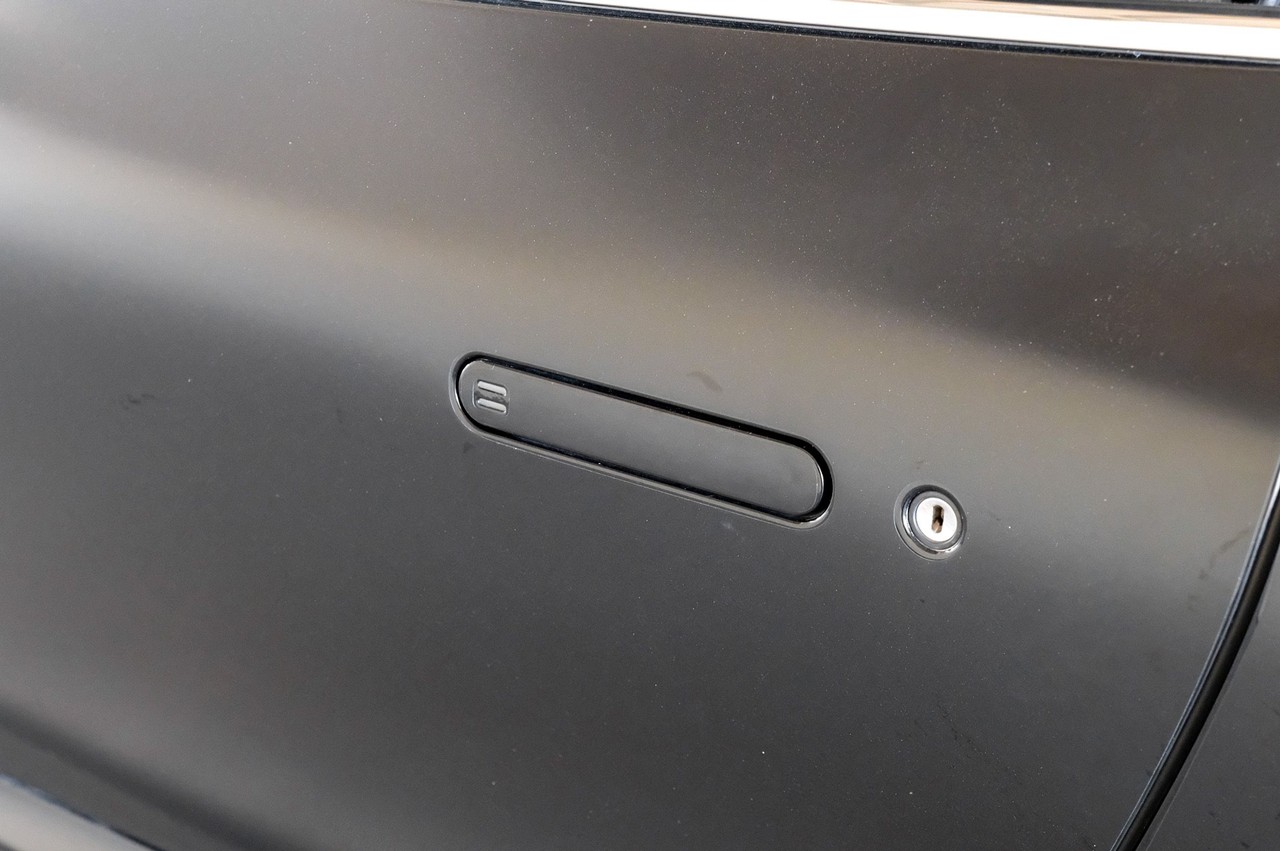 Aston Martin DBS Vehicle Main Gallery Image 26