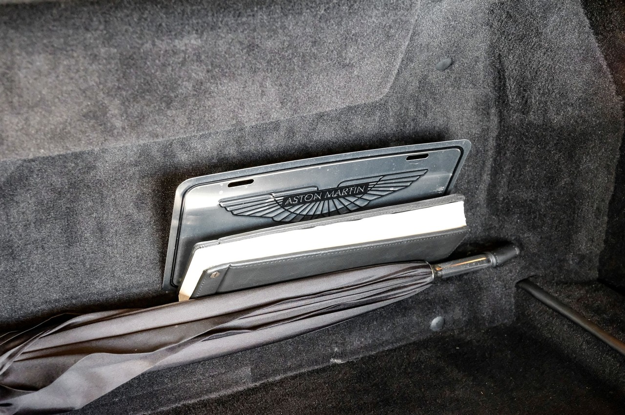 Aston Martin DBS Vehicle Main Gallery Image 38