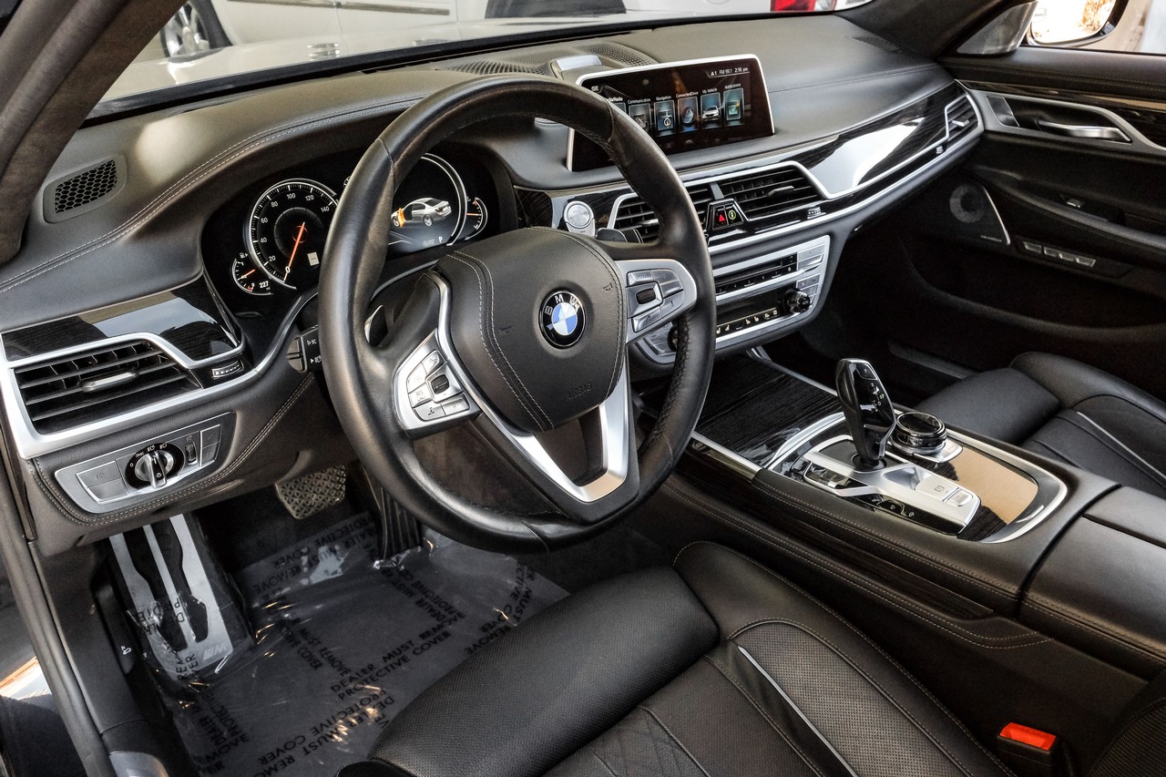 BMW 7 Series Vehicle Main Gallery Image 03