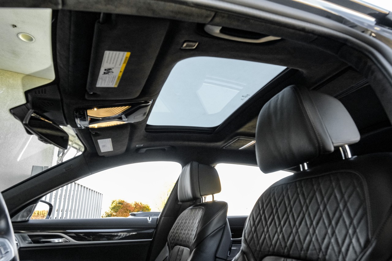 BMW 7 Series Vehicle Main Gallery Image 05