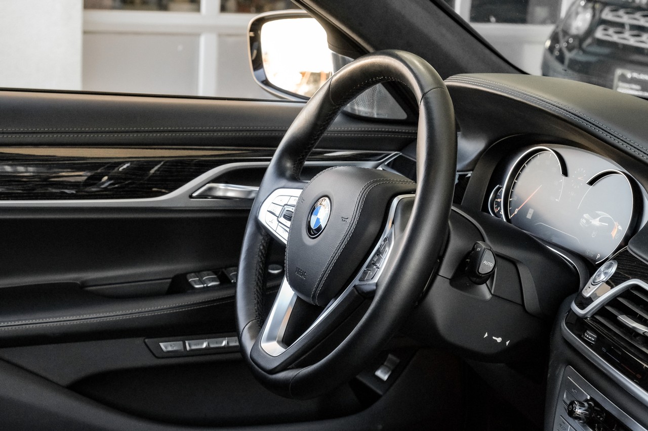BMW 7 Series Vehicle Main Gallery Image 14