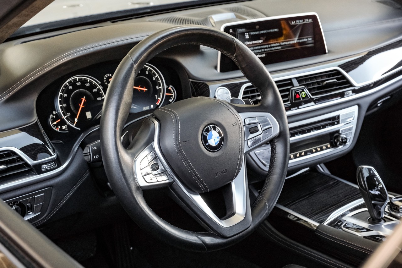 BMW 7 Series Vehicle Main Gallery Image 16