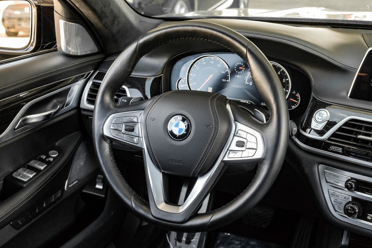 BMW 7 Series Vehicle Main Gallery Image 17