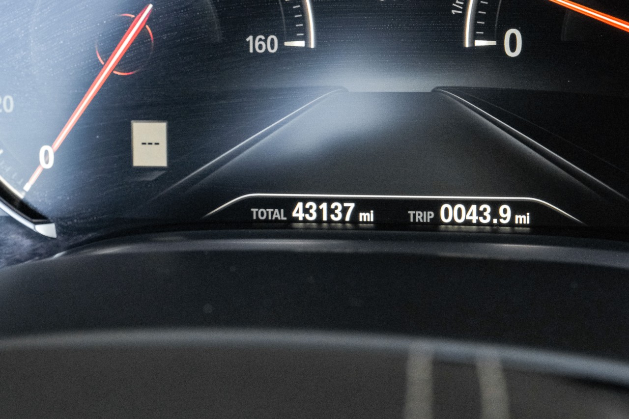 BMW 7 Series Vehicle Main Gallery Image 21