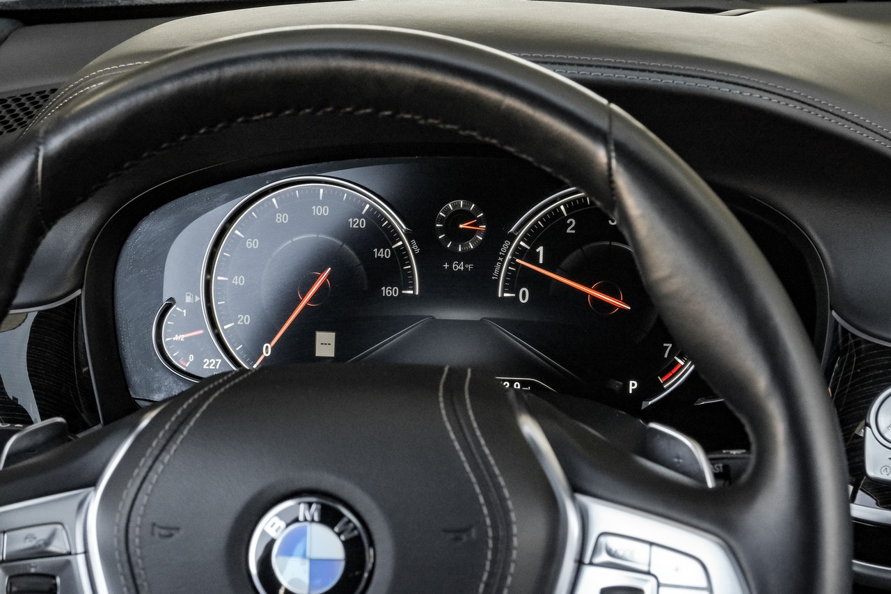 BMW 7 Series Vehicle Main Gallery Image 22