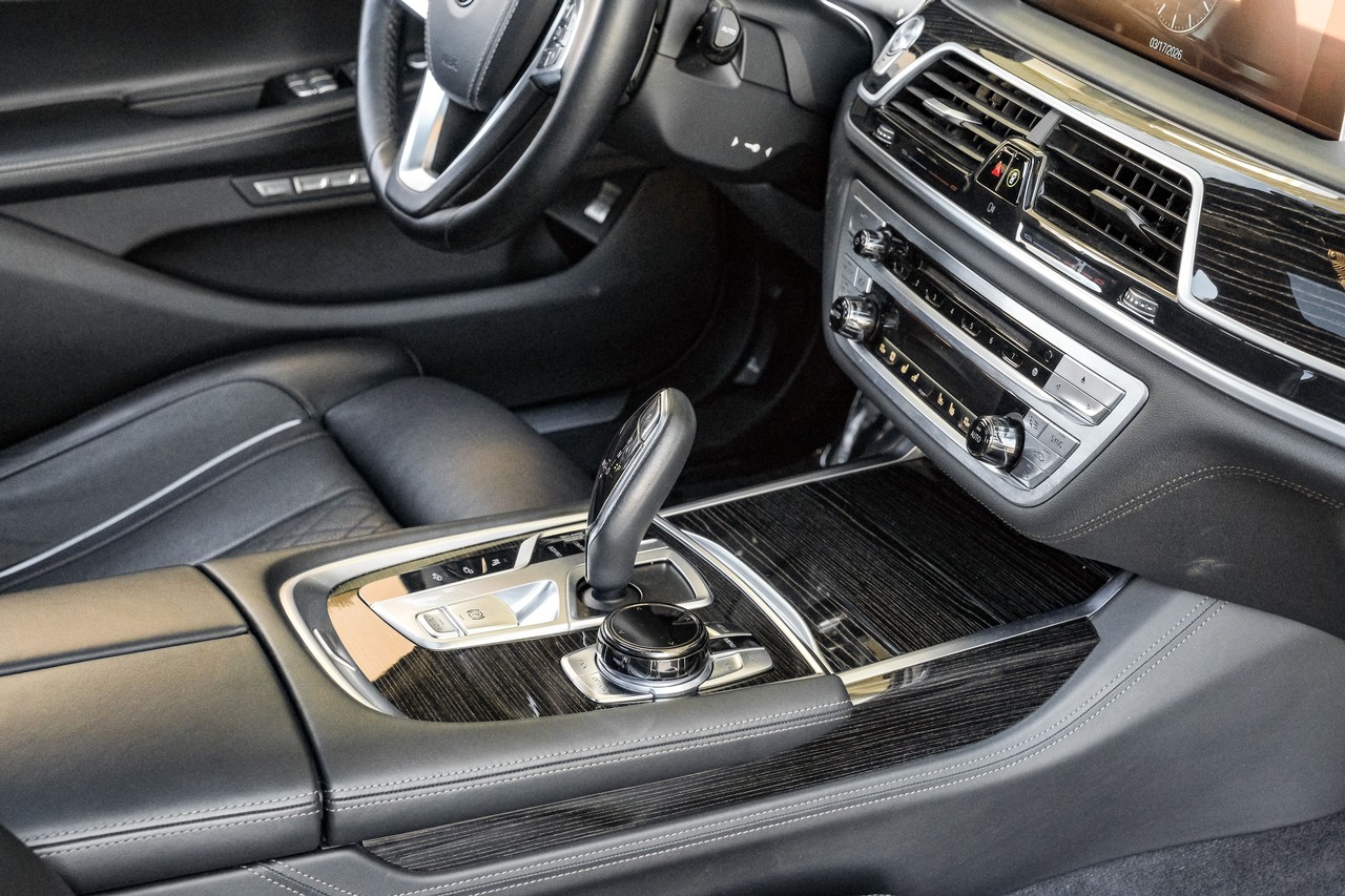 BMW 7 Series Vehicle Main Gallery Image 26