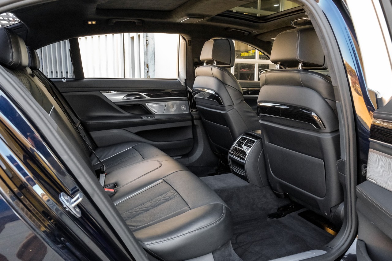 BMW 7 Series Vehicle Main Gallery Image 28