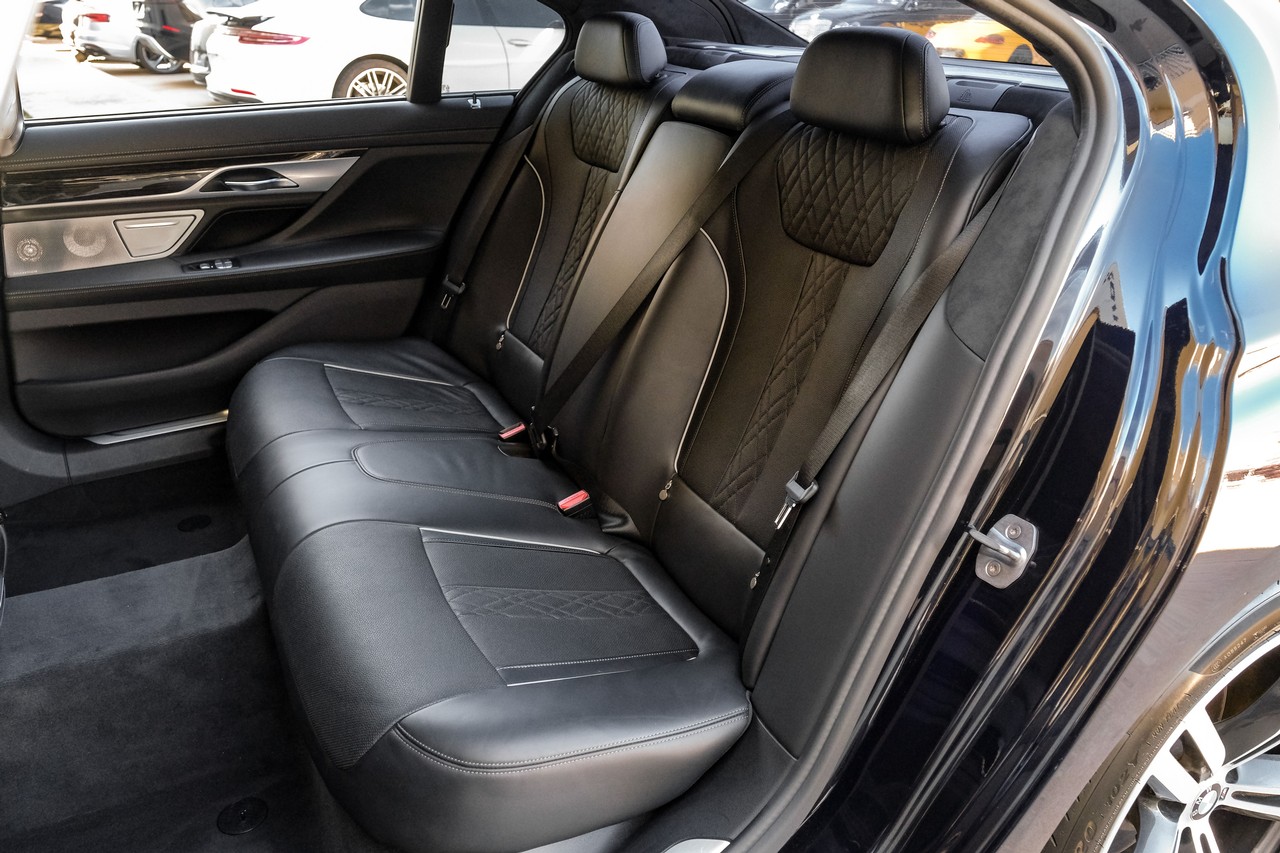 BMW 7 Series Vehicle Main Gallery Image 30