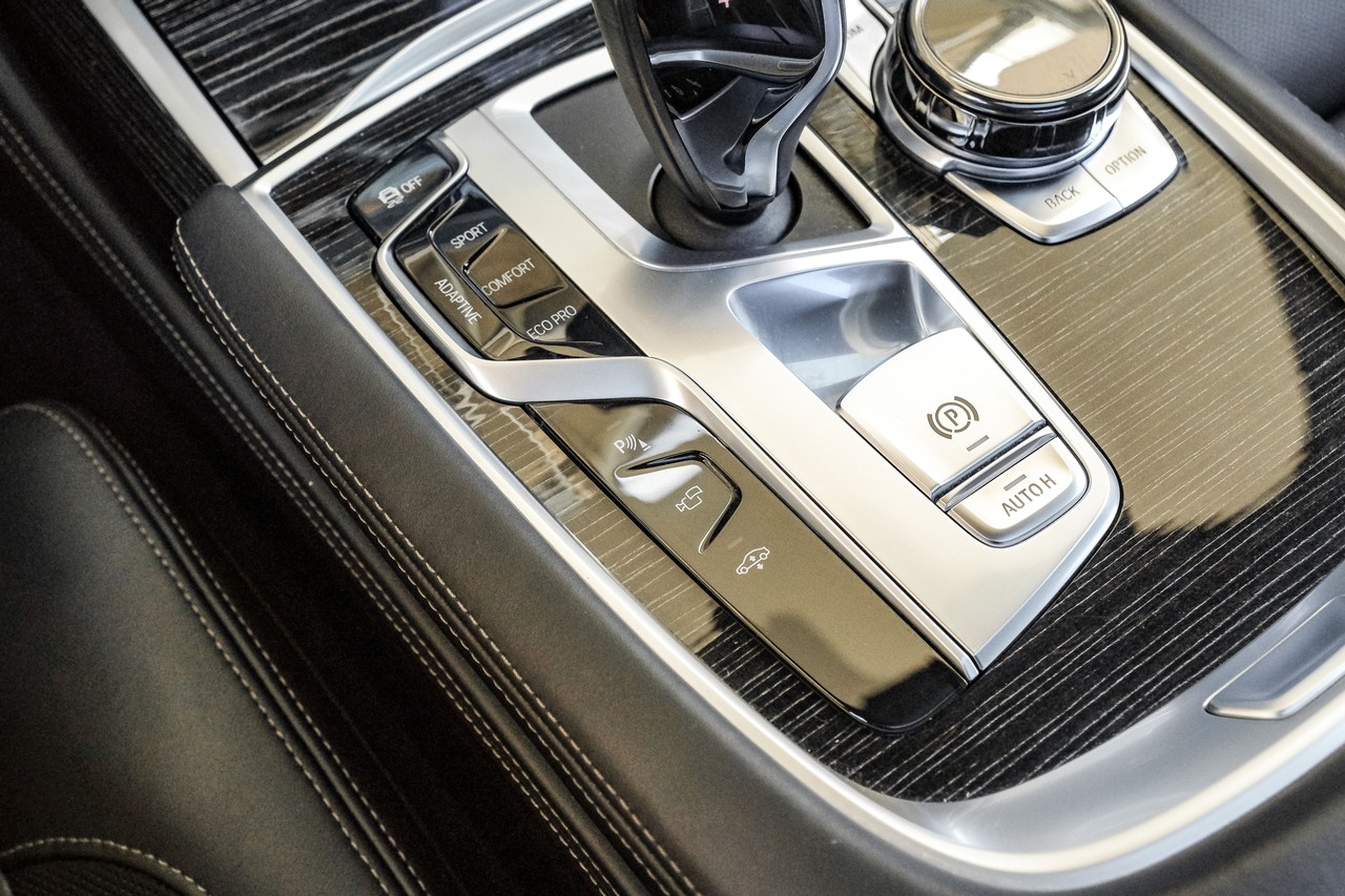 BMW 7 Series Vehicle Main Gallery Image 33