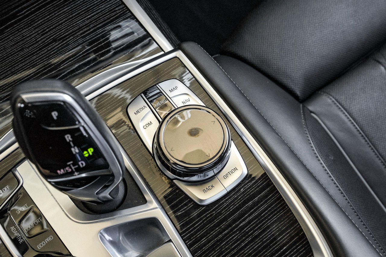 BMW 7 Series Vehicle Main Gallery Image 34