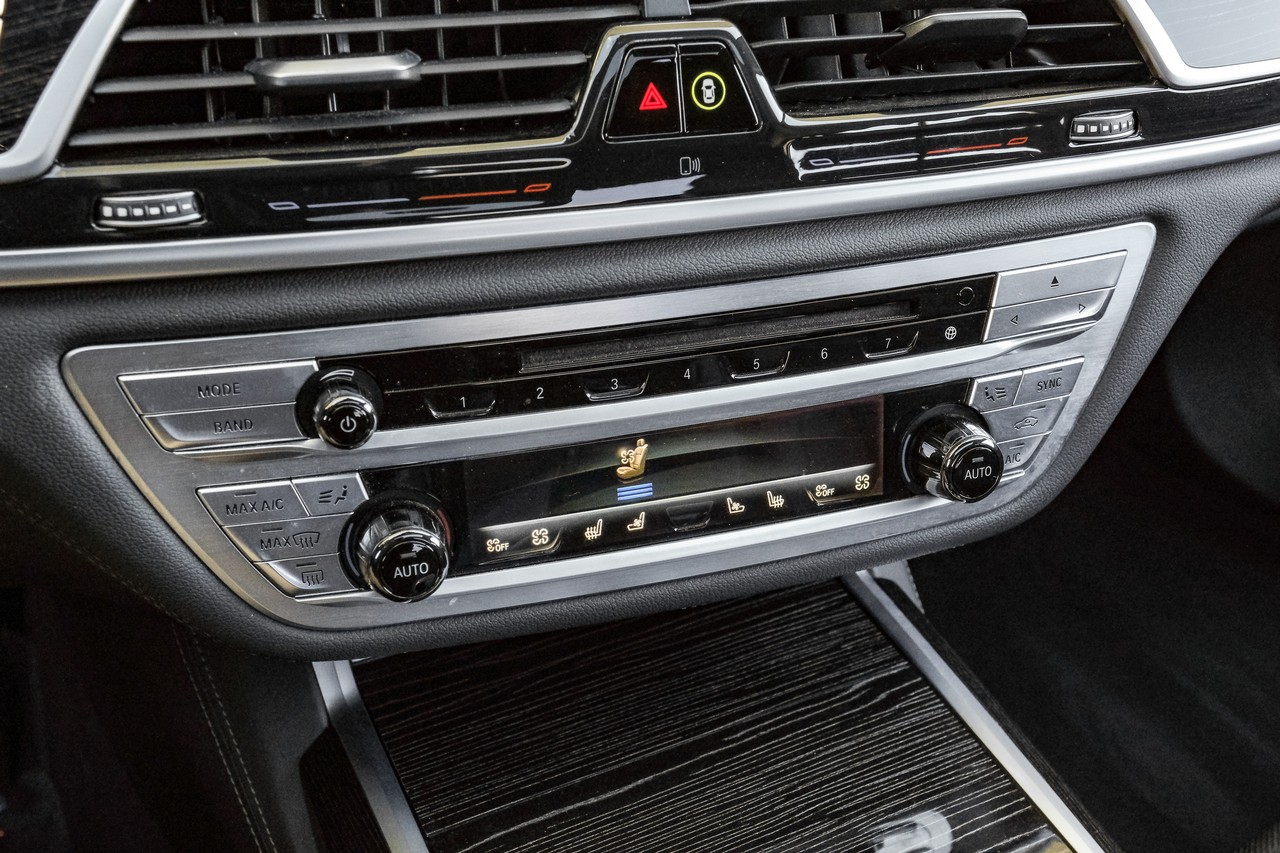 BMW 7 Series Vehicle Main Gallery Image 35