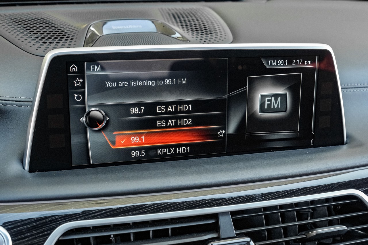 BMW 7 Series Vehicle Main Gallery Image 38