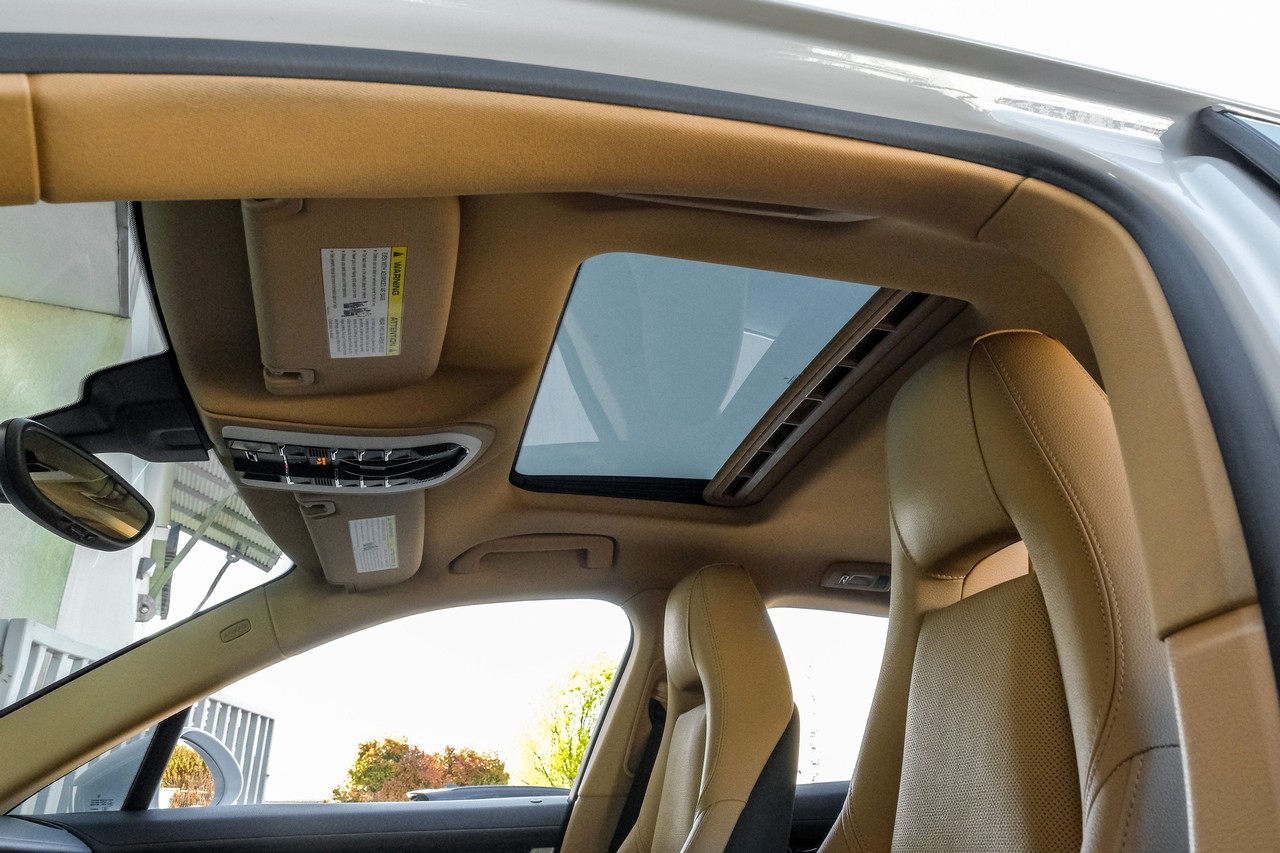 Porsche Panamera Vehicle Main Gallery Image 05