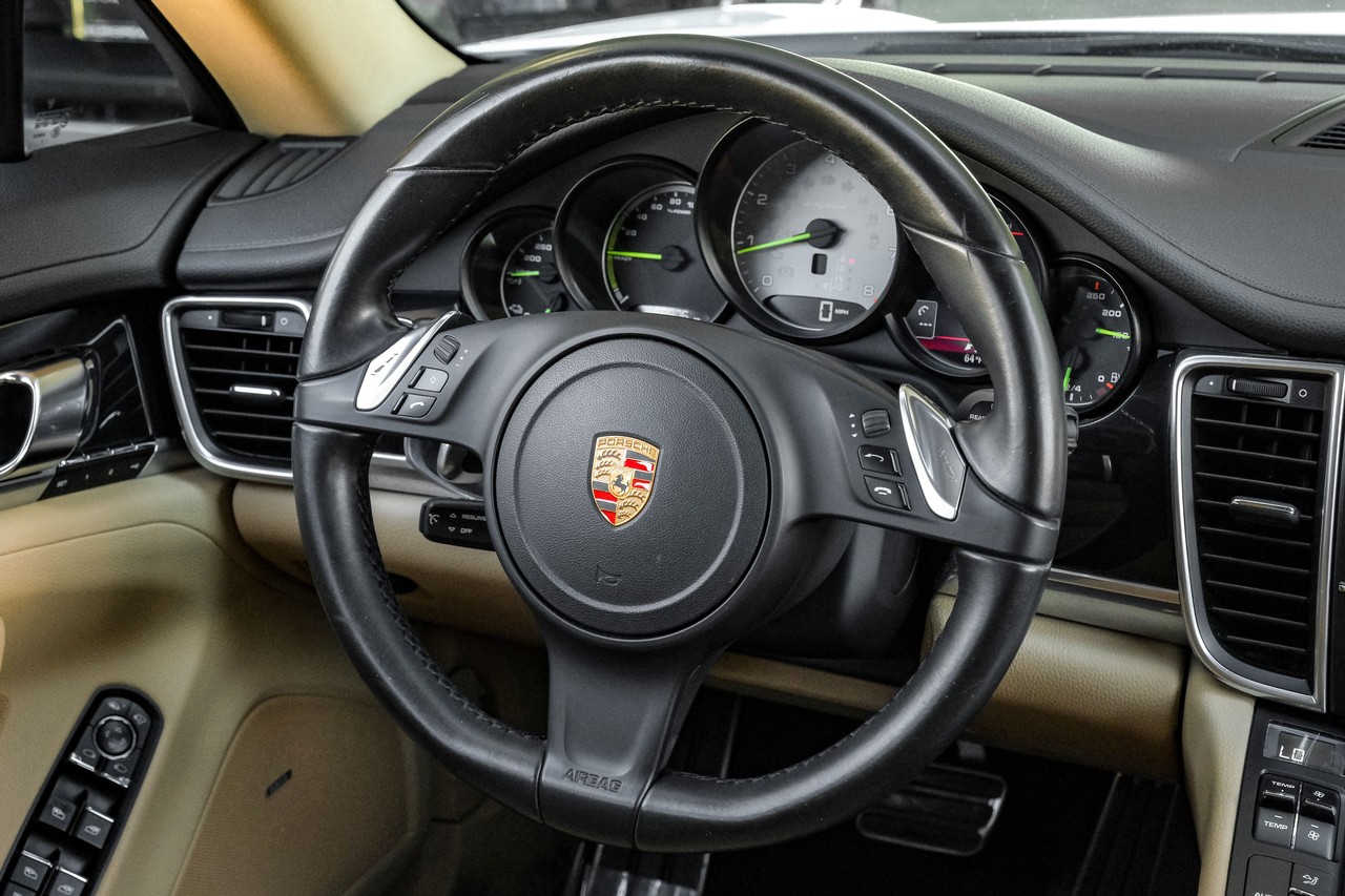 Porsche Panamera Vehicle Main Gallery Image 17